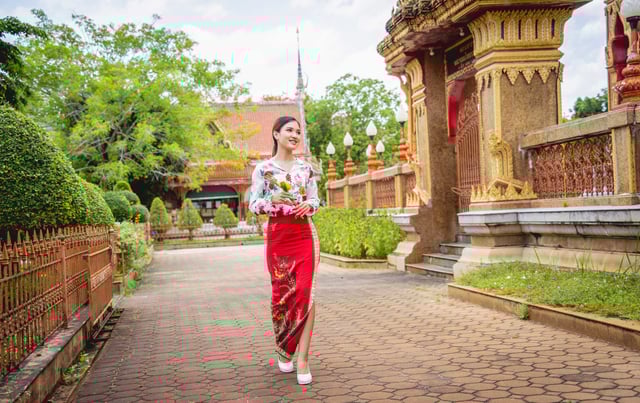 หญิงชาวเอเชียแบบดั้งเดิม ณ วัดพุทธขนาดใหญ่