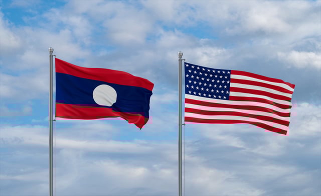 Die Flaggen der USA und Laos wehen im Wind