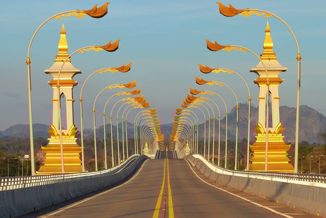 Die Thailand-Laos-Grenzenbrücke während des Tages