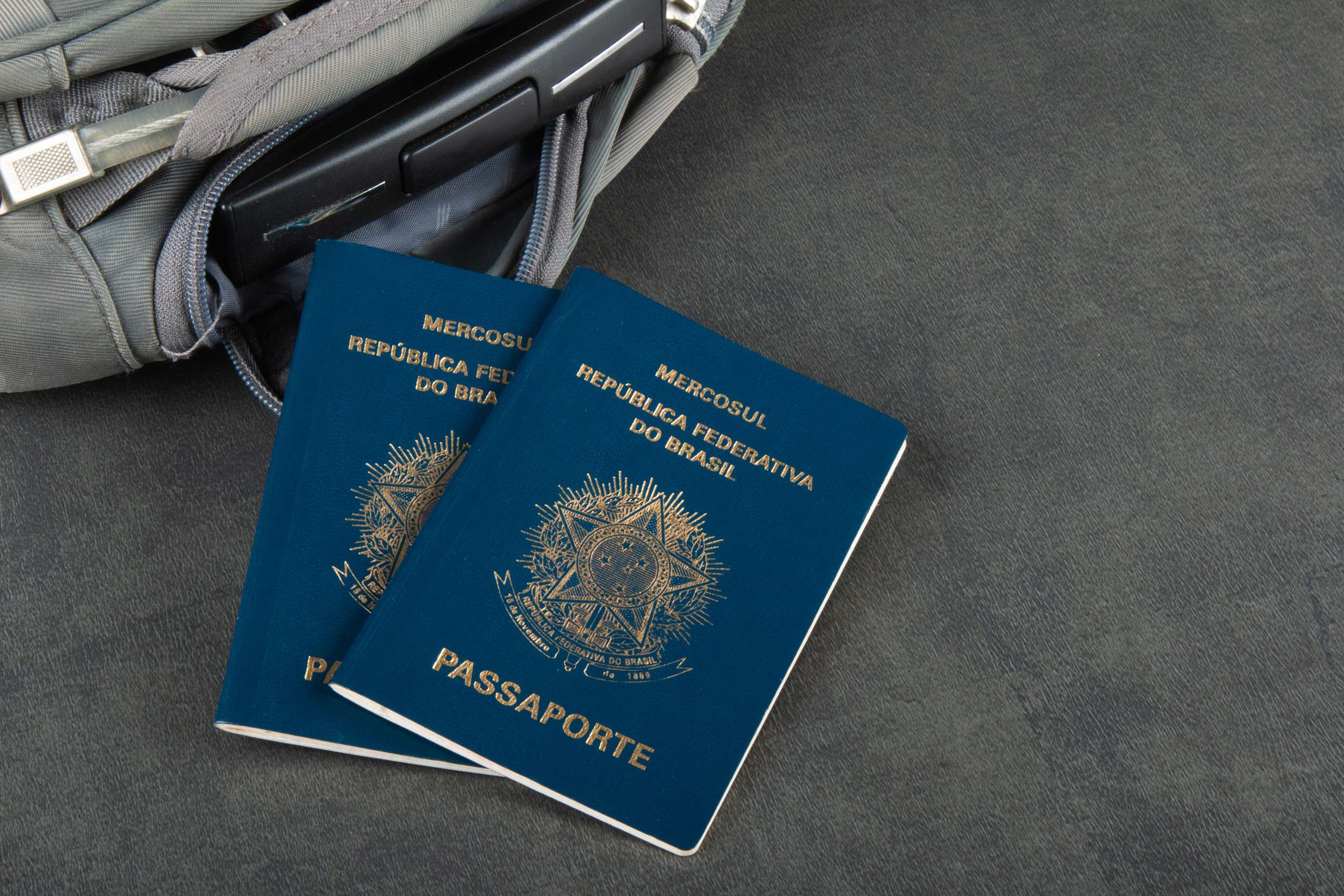 Passaporte brasileiro em fundo cinza com espaço para cópia