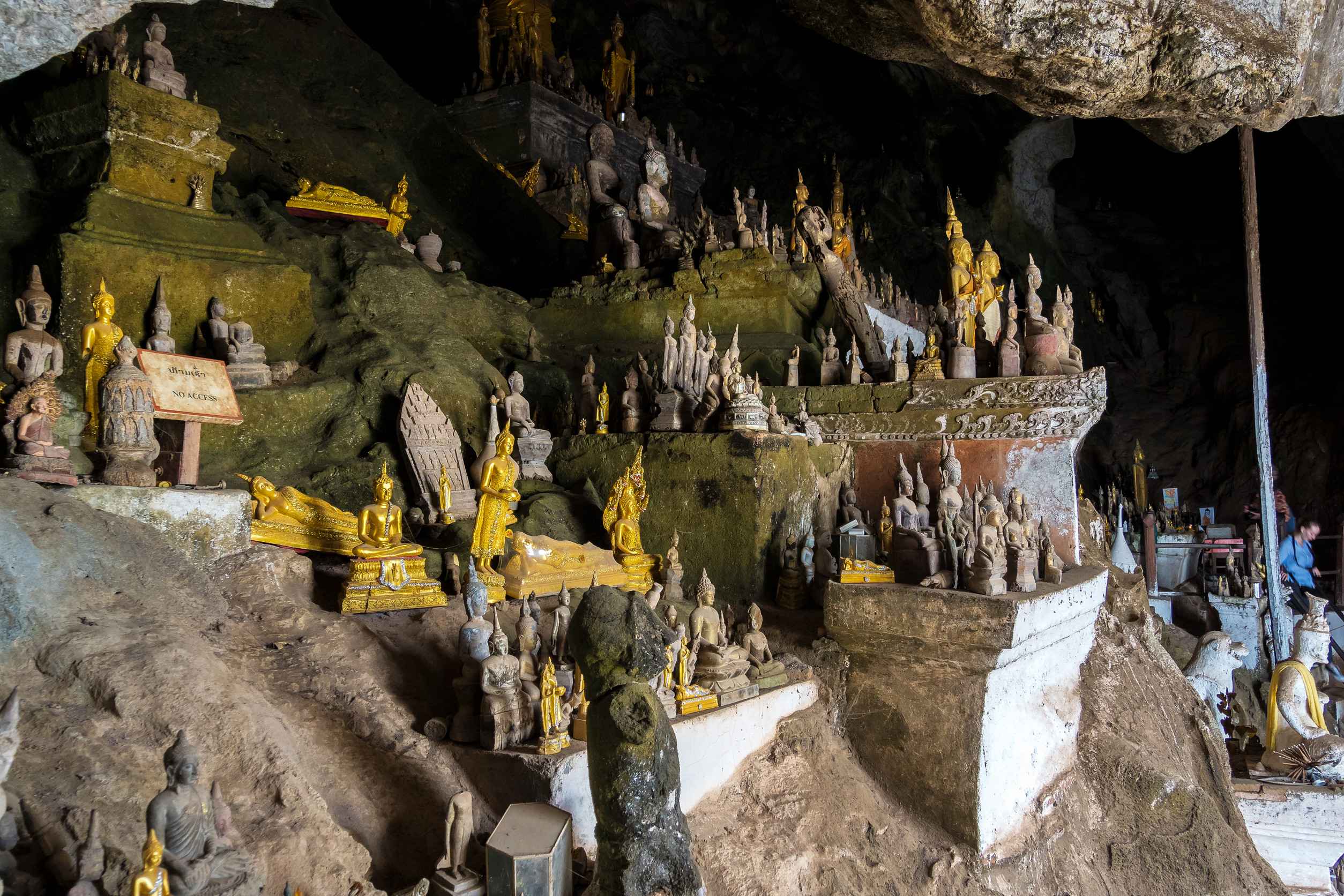 รูปปั้นพระพุทธเจ้าในถ้ำปะกอวัน