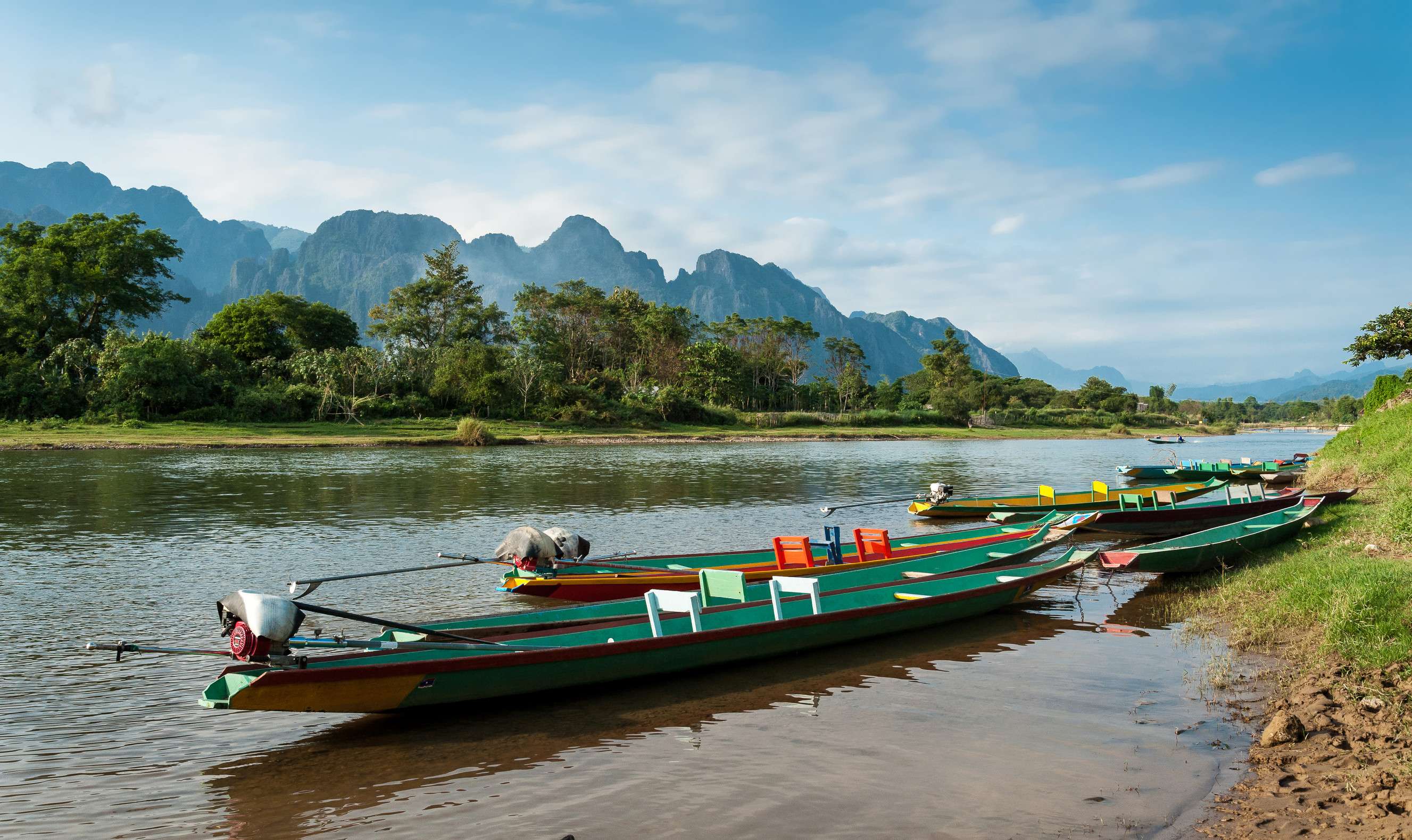 เรือหางยาวบนแม่น้ำซอง วังเวียง ลาว