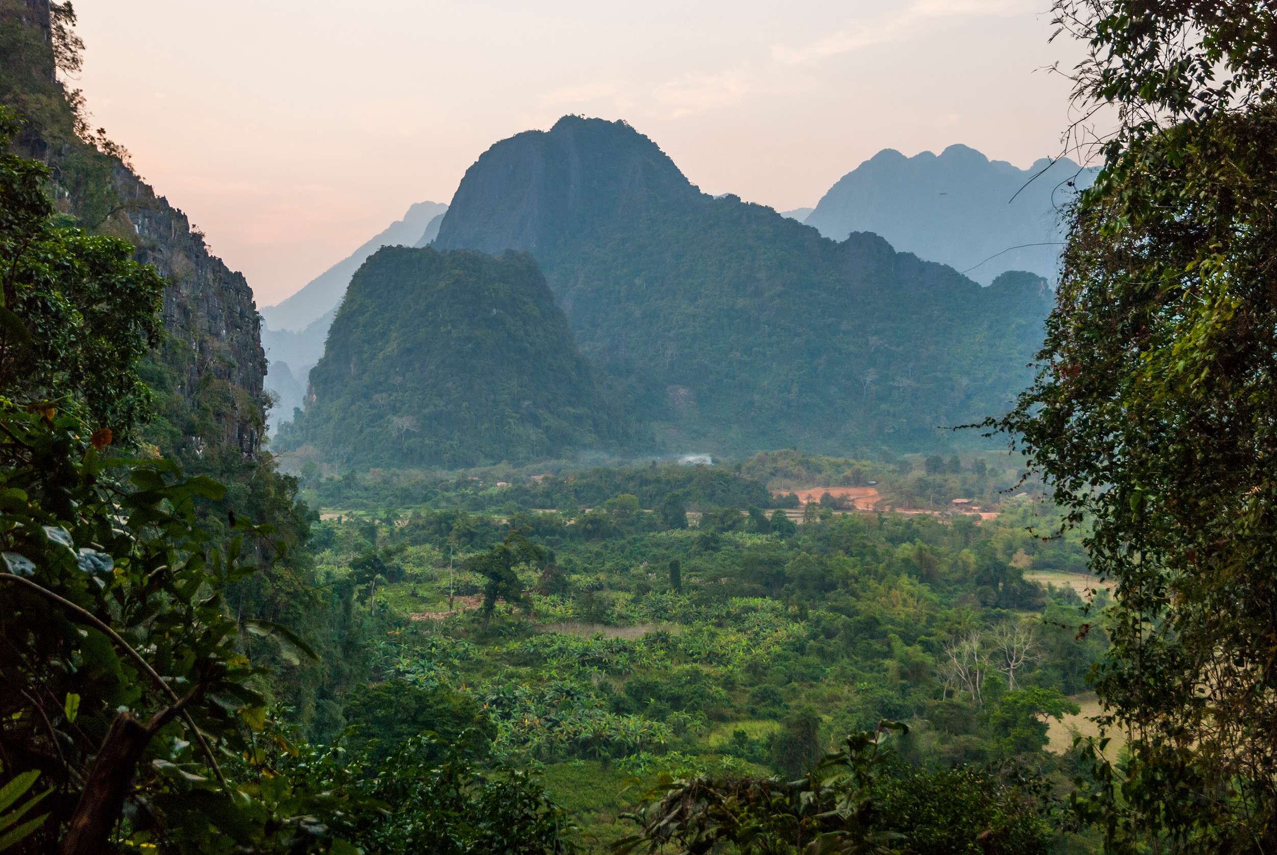 ทิวทัศน์เหนือป่าลาวและภูมิประเทศหินปูน